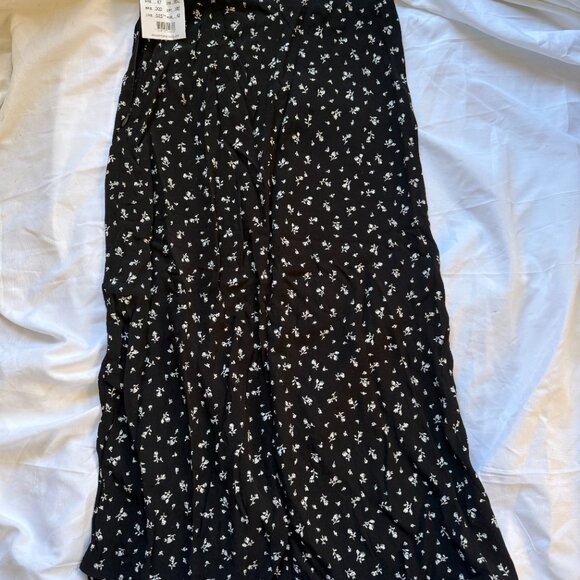 Brandy Melville Black Midi Skirt w/ White Floral Print OS NWT | Classic Casual - Picture 1 of 3